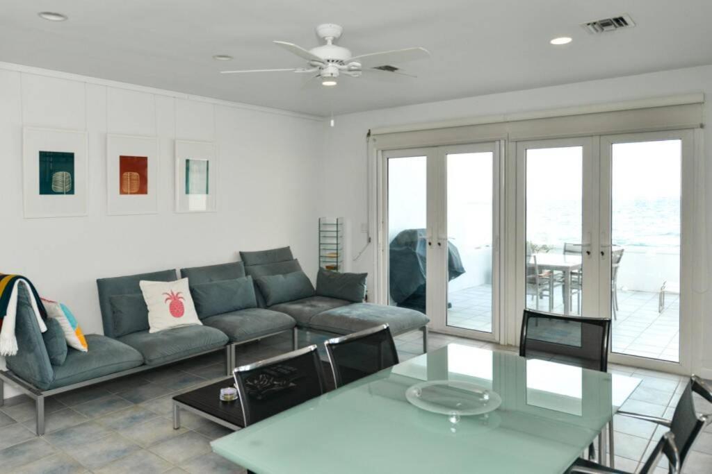 Seashells By The Seashore - Absolute Waterfront Villa