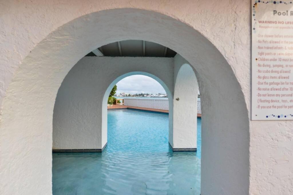 Villa Seashells By The Seashore - Absolute Waterfront